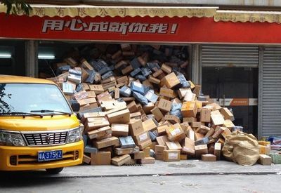 重庆高校开学快递“爆仓” 新生生活用品邮寄学校上演“空手到”